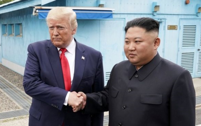 사진은 지난 6월30일 팜문점 회동 때의 김정은 국무위원장(오른쪽)과 트럼프 미국 대통령(왼쪽).