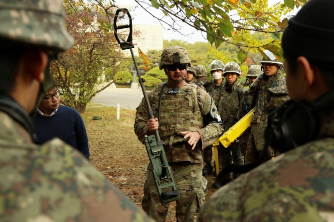 미국 2사단 소속 폭발물 처리 전문 병사가 공동경비구역에서 지뢰 탐지와 해체 방안 등을 한국군에게 설명하고 있다. 사진=주한미군사령부