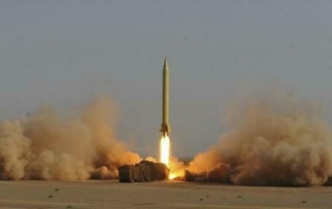 사진은 이란의 혁명수비대가 중거리 탄도미사일 ‘샤하브-3’를 시험발사 하는 모습.
