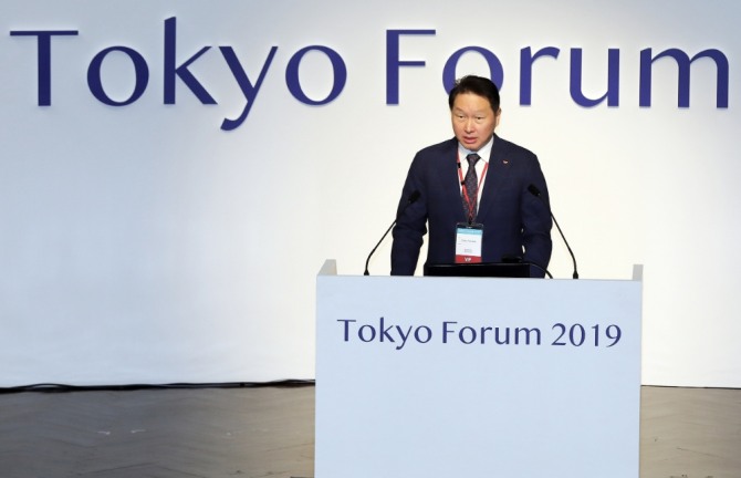  최태원 SK  회장이 6일 일본 도쿄대에서 열린 '도쿄포럼 2019' 개막식에서 연설을 하고 있다. 사진=SK그룹 제공