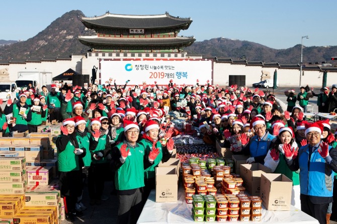 대상㈜은 지난 4일 서울 광화문북광장에서 ‘청정원 나눌수록 맛있는 2019개의 행복’ 나눔 행사를 진행했다고 6일 밝혔다. 사진=대상그룹