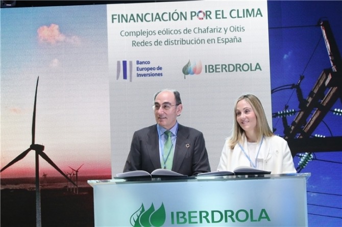 이베르드롤라와 유럽투자은행(BEI)이 기후변화 대처를 위한 프로젝트 2건의 대출 계약을 체결했다. 이베르드롤라의 이그나시오 갈라(Ignacio Galán) 회장(좌)과 엠마 나바로(Emma Navarro) BEI 부의장(우). 자료=이베르드롤라