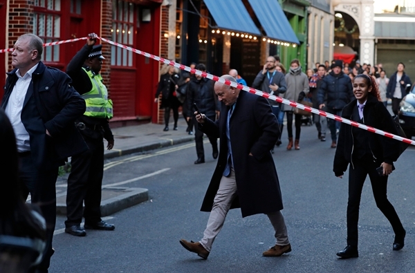 지난달 29일(현지시간) 영국 런던 중심부의 런던 브리지에서 한 남성이 흉기 난동을 벌여 경찰이 인근의 버러마켓에서 시민을 대피시키고 있다. 사진은 한 블로거가 현장을 찍은 것. 출처=뉴시스