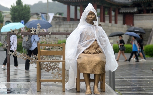 시원한 비가 내린 지난 5월 27일 전북 전주시 풍남문 광장 평화의 소녀상에 비옷이 걸쳐 있다.사진=뉴시스