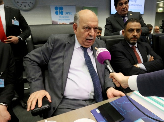 타미르 가드반 이라크 석유장관이 7월1일(현지시간) 오스트리아 빈에서 열린 석유수출국기구(OPEC) 총회에 앞서 기자들의 질문에 답하고 있다. 사진=뉴시스