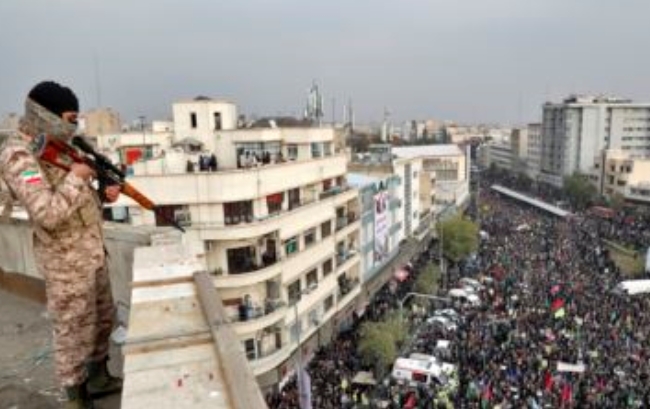 반정부시위가 격화되고 있는 이란에서 치안부대가 건물 옥상에서 시위대를 겨누고 있는 모습.