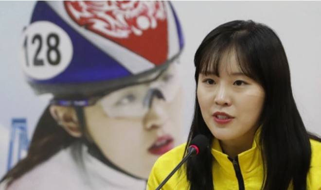 지난해 평창동계올림픽 쇼트트랙 여자 계주 금메달을 따낸 김아랑이 경기 고양시청에서 열린 기자회견에서 소감을 말하고 있다. 사진=뉴시스