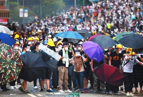 범죄인인도법안에 반대하는 홍콩 시위대가 도로를 점거하고 있다사진=뉴시스