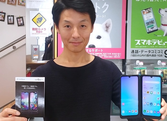 LG전자가 프리미엄 스마트폰 LG G8X 씽큐를 일본에 출시했다. LG전자 일본법인 직원이 일본 도쿄에 있는 소프트뱅크 매장에서 LG G8X 씽큐를 소개하고 있다. 사진=LG전자