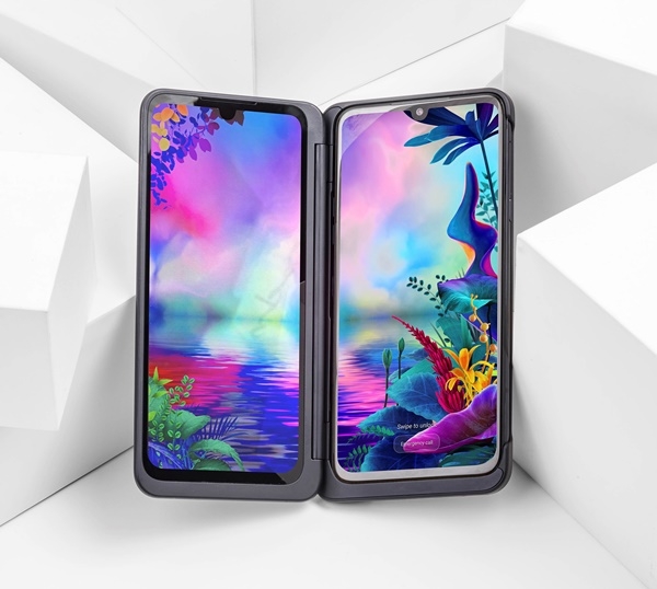 LG전자는 일본 이통사 소프트뱅크를 통해 LG G8X 씽큐를 일본에 출시했다고 8일 밝혔다. LG G8X 씽큐는 소프트뱅크 매장, 전자제품 양판점 등 일본 주요 도시에 있는 5000여 매장에서 판매된다. 사진=LG전자