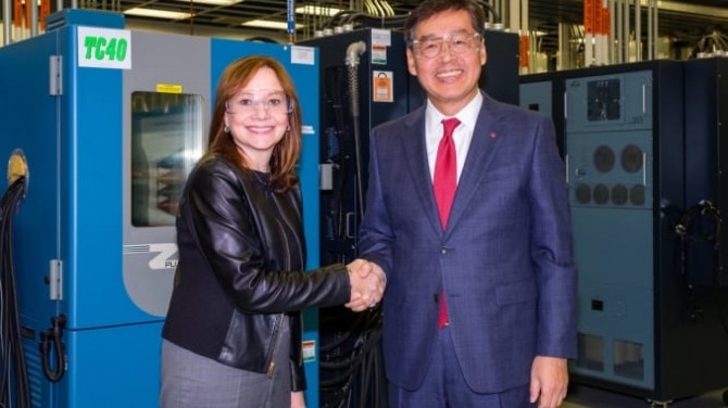 신학철 LG화학 부회장(오른쪽)과 메리 바라 GM 회장이 지난 5일(현지시간) 미국 미시간주에 있는 GM 공장에서 전기차 배터리셀 생산을 위한 합작법인 설립에 합의한 뒤 악수하고 있다. 사진= GM