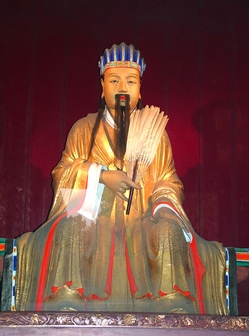 중국 쓰촨성 청두시의 두보 초당 사당에 있는 제갈량 동상.