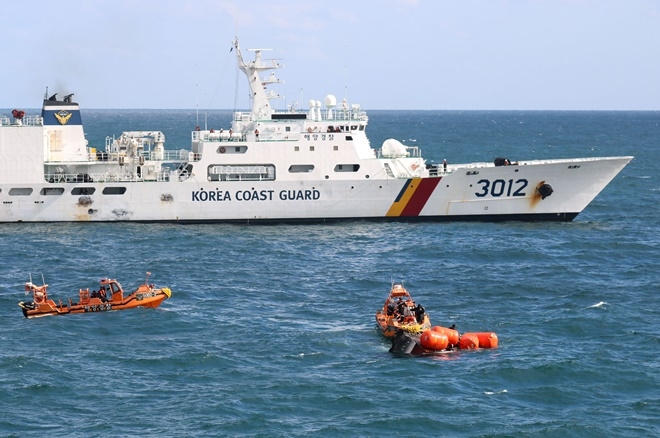 제주 해상에서 어선 화재 사고로 11명이 실종된 가운데 21일 제주 해경이 제주 차귀도 인근 해상에서 떠 있는 통영선적 연승어선 대성호(29t) 선미 인양 준비 작업을 하고 있다. 사진=제주지방해양경찰청, 뉴시스