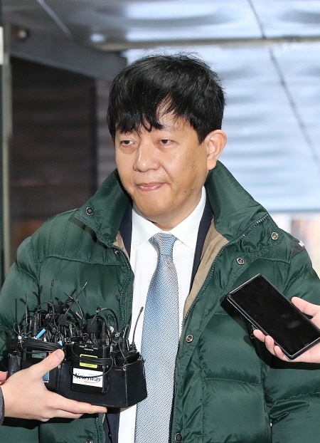 쏘카 이재웅 대표가 일명 '타다 금지법'이 국회 상임위원회에서 통과된 뒤 자신의 페이스북 계정에 연이어 항의글을 올리고 있다. 사진=뉴시스