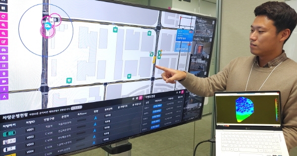 LG유플러스는 국토교통부 국토지리정보원과 손잡고 '차세대 지능형 교통 체계(C-ITS)'의 진화를 위한 기반에 마련에 나선다고 9일 밝혔다. 사진은 LG유플러스 관계자가 정밀한 위치확인이 가능한 자율주행 관제화면을 살펴보는 모습. 센티미터 단위의 차량 위치정보를 실시간으로 확인할 수 있다. 사진=LG유플러스