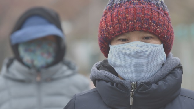 전국적으로 초미세먼지 농도가 '나쁨' 수준을 보이고 있는 지난 9일 오후 경기 수원시 팔달구 화서동 서호공원에서 시민들이 마스크를 쓰고 걷기운동을 하고 있다. 사진=뉴시스