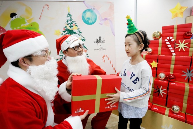 한화갤러리아 봉사단이 9일 서울대학교어린이병원에 선물박스 160개를 쌓아 갤러리아 크리스마스 나눔트리를 제작, 어린이병원 환아에게 나누어주고 있다. 갤러리아벡화점은 10일부터 대전, 천안, 진주 지역 희귀난치성질환 환우와 가족 90여명을 초청해 크리스마스 트리 만들기 체험과 크리스마스 파티 등을 지역별로 순차적으로 진행한다. 갤러리아백화점 전 점에서는 9일부터 환우 대상 응원 메시지카드 작성 고객 이벤트를 벌인다. 25일에는 메시지카드 작성 고객 대상으로 ‘갤러리아테디베어’ 또는 ‘커피쿠폰’을 증정한다. 사진=갤러리아벡화점