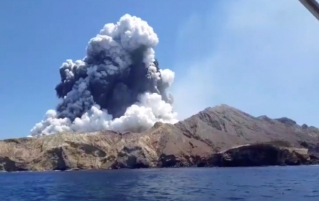 분화구에서 연기가 치솟고 있는 뉴질랜드 북부 화이트 섬 화산.