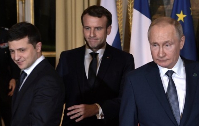 프랑스 파리 엘리제궁에서 현지시간 9일 정상회담을 가진 젤렌스키 우크라이나 대통령(왼쪽)과 러시아의 푸틴 대통령(오른쪽).