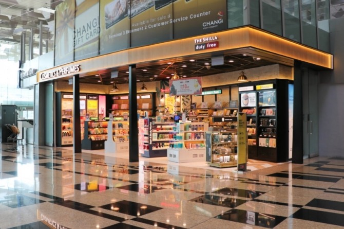 싱가포르 창이 공항에 입점한 신라면세점이 현지 매장을 새롭게 단장하고 제품 구성도 확대해 여행 전문지로부터 주목을 받고 있다.무디데이빗리포트(moodiedavittreport) 캡처