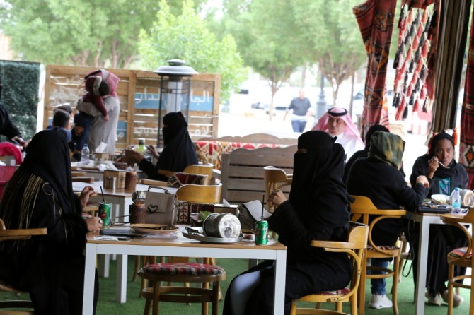 사우디아라비아는 레스토랑에서 남녀를 차별하는 출입구를 없애는 등 여권을 신장하고 있다. 사진=로이터