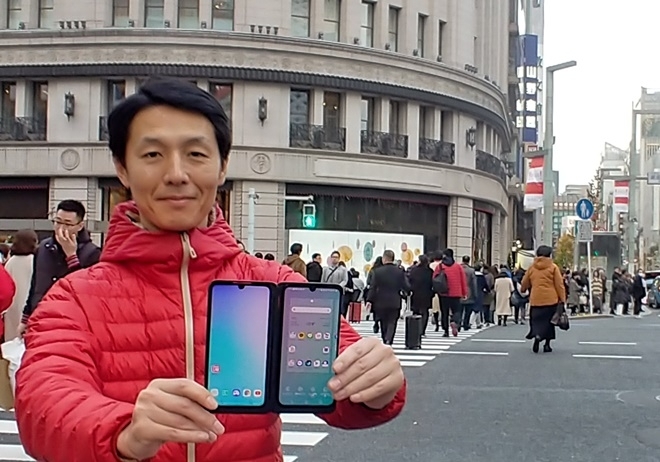 LG전자가 프리미엄 스마트폰 LG G8X 씽큐를 일본에 출시했다. LG전자 일본법인 직원이 일본 도쿄의 유명 번화가 긴자 거리에서 LG G8X 씽큐를 소개하고 있다. 사진=LG전자
