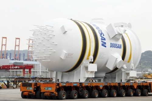 2014년 4월 경남 창원 두산중공업 본사에서 제작을 마친 신한울 원전 1호기용 'APR 1400' 원자로가 사내부두를 통해 출하되고 있다. 사진=두산중공업 