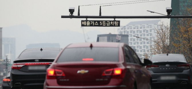 서울시는 배출가스 5등급 차량에서 배출되는 초미세먼지를 줄이기 위해 저공해사업으로 올해 1673억 원을 투입했다.사진=뉴시스