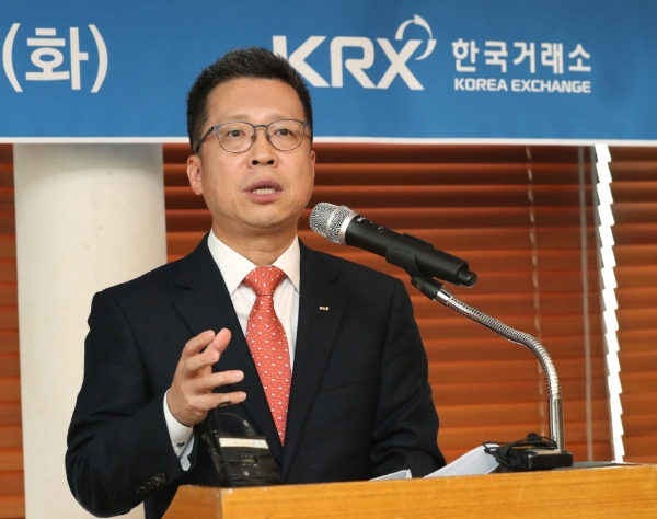 정지원 한국거래소 이사장이 12일 기자간담회에서 2020년 한국거래소 주요 추진사업에 대해 설명하고 있다.사진=한국거래소