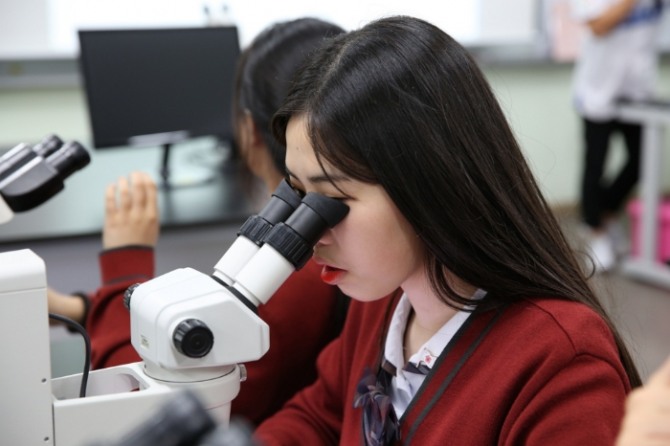 지난해 국립청소년농생명센터에서 열린 겨울캠프에 참가한 한 여학생이 현미경을 이용해 동식물 및 미생물을 관찰하고 있다.사진=청소년활동진흥원