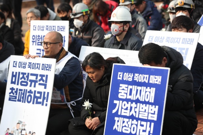 화력발전소에서 비정규직 노동자로 근무하다 산업재해로 숨진 故 김용균 씨 1주기인 10일 오후 충남 태안군 한국서부발전 태안화력발전소에서 열린 추모제에서 고인의 어머니 김미숙 씨가 참석하고 있다.  사진=뉴시스