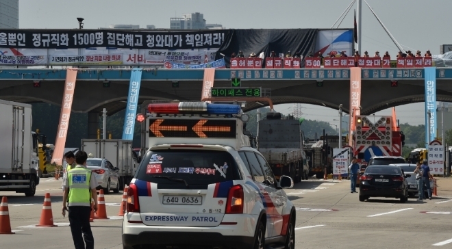 7월 4일 경기도 성남시 서울톨게이트 구조물 위에서 민주노총 소속 요금수납원들이 한국도로공사에 직접고용을 요구하며 시위를 벌이는 모습. 사진=뉴시스 