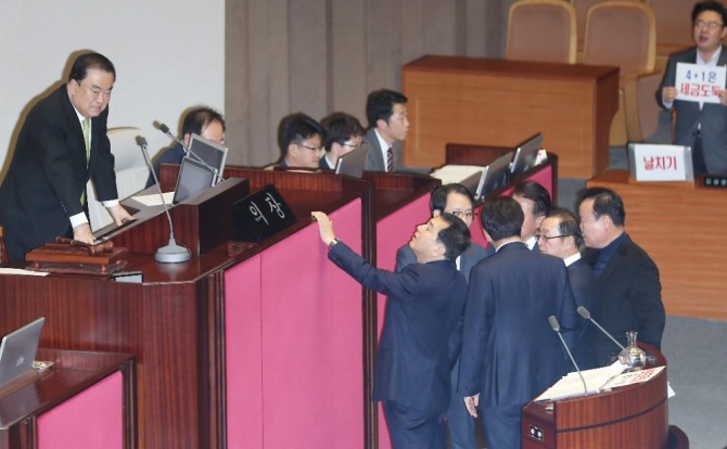 문희상 국회의장이 10일 밤 서울 여의도 국회에서 열린 본회의에서 예산안을 상정하자 심재철 한국당 원내대표를 비롯한 의원들이 항의를 하고 있다. 사진=뉴시스