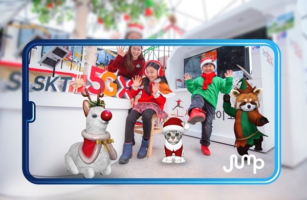 SK텔레콤 홍보 모델이 잠실5GX 부스트파크인 롯데월드타워 앞 아레나 광장에 설치된 이글루에서 크리스마스 ‘Jump AR 동물원’ 서비스를 즐기고 있는 모습. 사진=SKT