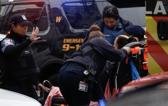 미국 뉴저지 주에서 발생한 총격으로 발생한 부상자를 경찰과 응급대원들이 이송하고 있다.