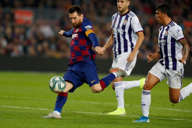 리오넬 메시가 지난 10월 29일(현지시간) 스페인 바르셀로나 캄프 누에서 열린 2019-20 스페인 프리메라리가 11라운드 바야돌리드와의 경기에서 득점하고 있다. 사진=뉴시스