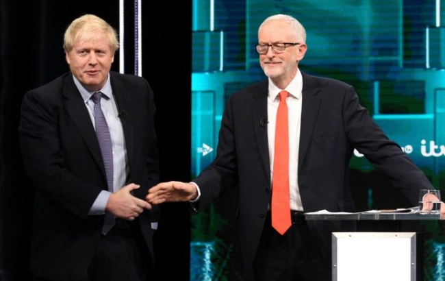 지난 달 19일 밤(현지시간) 영국 ITV 토론회에 참석한 보리스 존슨 총리(왼쪽)와 제러미 코빈 대표가 어색한 표정으로 악수를 나누고 있다.