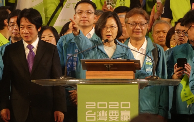 차이잉원 대만 총통이 지난 16일(현지시간) 가오슝시에서 열린 선거유세에서 연설을 하고 있다.
