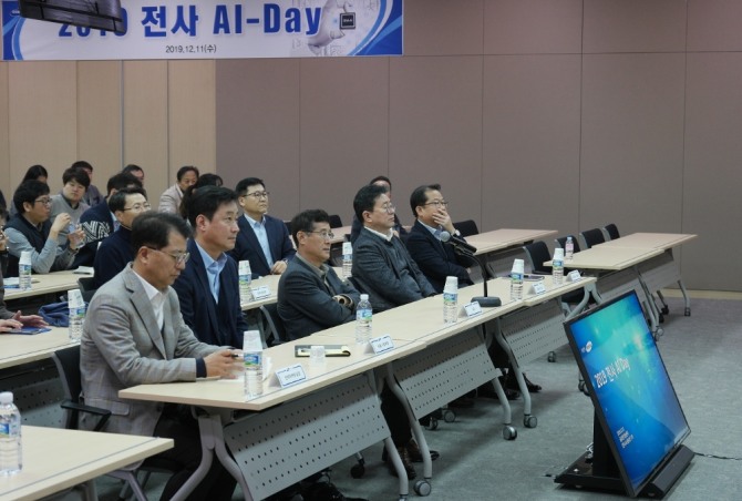 삼성전기는 지난 11일 수원사업장에서 ‘제1회 AI-Day’를 개최했다. 사진은 이날 이윤태 삼성전기 대표이사 사장(왼쪽에서 3번째)이 발표를 듣고 있는 모습. 사진=삼성전기 제공