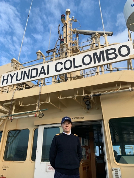 고해연 ‘현대 콜롬보(HYUNDAI COLOMBO)’호 기관장이 선박 상부 브릿지에서 포즈를 취하고 있다. 사진=현대상선