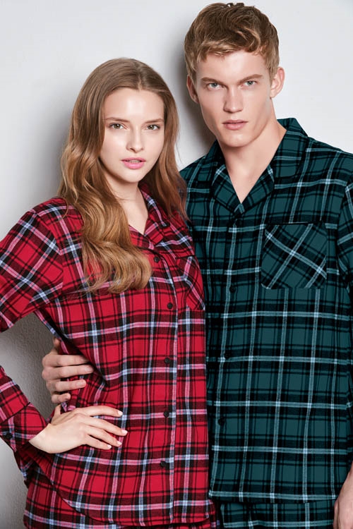 크리스마스와 연말, 홈 파티를 계획하고 있는 커플이라면 커플 이지웨어나 파자마 세트를 추천한다. 사진=비비안