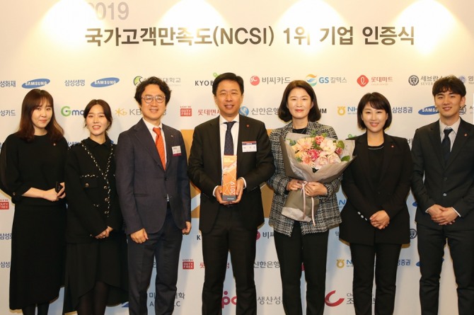 롯데면세점이 국가고객만족도(NCSI) 면세점 부문 1위를 차지했다. 이갑 롯데면세점 대표이사(왼쪽에서 네 번째)와 김주남 롯데면세점 지원부문장(왼쪽에서 세 번째), 롯데면세점 임직원들이 수상 후 기념촬영을 하고 있다. 사진=롯데면세점