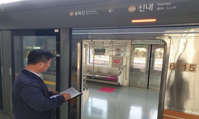 서울교통공사 한 직원이 21일 개통을 앞두고 신내역에서 승강장안전문과 열차 점검을 하고 있다.서울시 제공