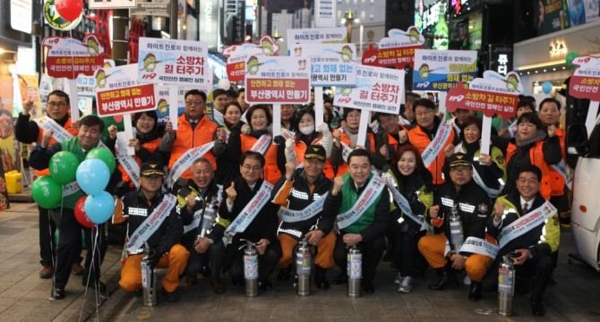 하이트진로가 부산에서 안전한 겨울나기를 위한 '소방안전캠페인'을 전개했다. 사진=하이트진로