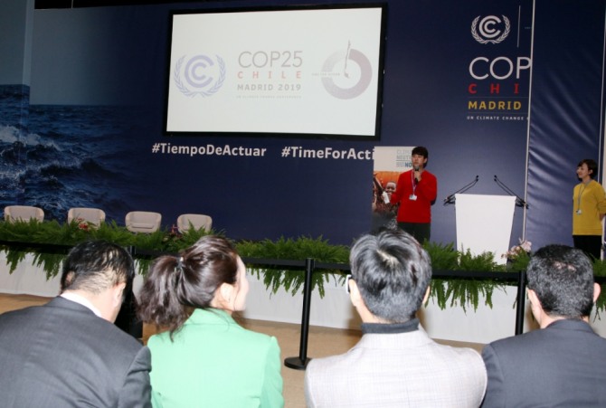 W재단 이욱 이사장이 스페인 마드리드에서 열리고 있는 기후변화협약 당사국 총회에서 자연보전 캠페인인 후시앱 프로젝트를 소개하고 있다.