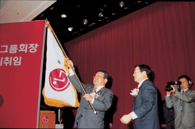 1995년 2월, 회장 이취임식에서 구 명예회장(왼쪽)이 고 구본무 회장에게 LG 깃발을 전달하는 모습[사진=LG그룹]