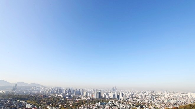 일요일인 15일은 전국이 맑다가 오후부터 가끔 구름이 많아지겠다. 미세먼지 보통인 14일 서울 대기. 사진=연합뉴스