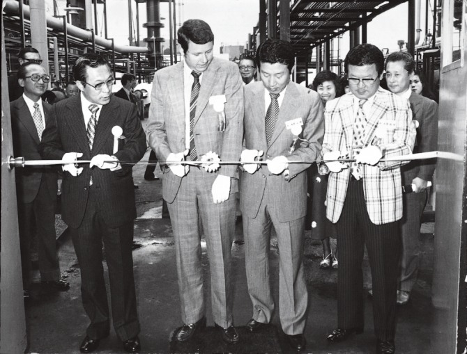 1978년 6월, 구 명예회장(오른쪽)이 럭키콘티넨탈카본(현 LG화학에 합병) 부평공장 3차 확장공사 준공기념 테이프를 커팅하는 모습.