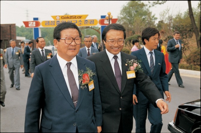 1987년 5월, 서울 우면동에 위치한 금성사 중앙연구소 준공식에 참석한 구 명예회장(왼쪽)