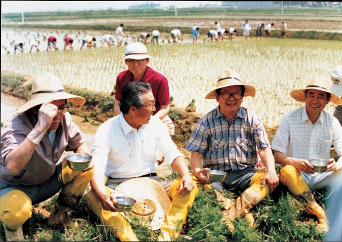 1987년 5월, 구 명예회장(오른쪽 두번째)이 전경련 회장단과 함께 농촌 모내기 일손을 돕는 모습